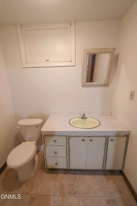 Bath - 815 14th St W, Williston, ND 58801 photo 5 of 6
