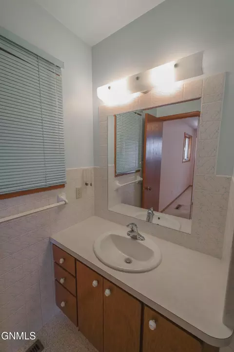 Bath - 815 14th St W, Williston, ND 58801 photo 2 of 6