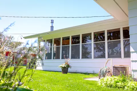 Exterior - 815 14th St W, Williston, ND 58801 photo 8 of 14