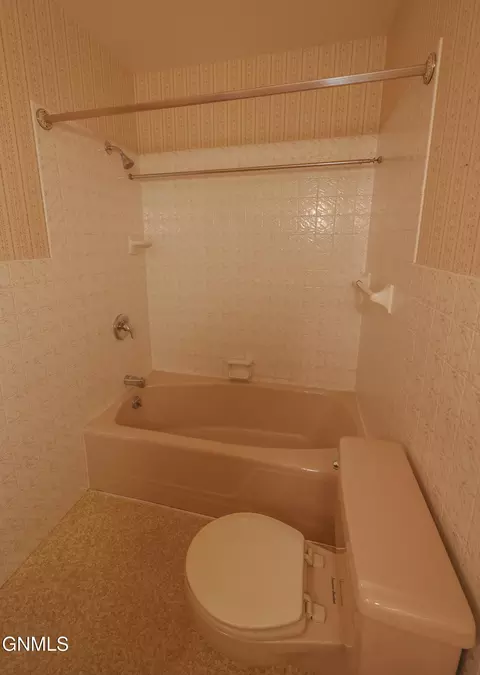 Bath - 815 14th St W, Williston, ND 58801 photo 4 of 6