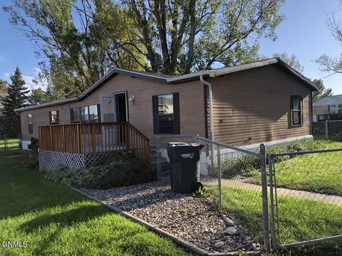 301 Oxford Dr, Bismarck, ND 58504