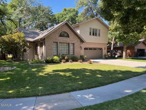 750 Augsburg Ave, Bismarck, ND 58504