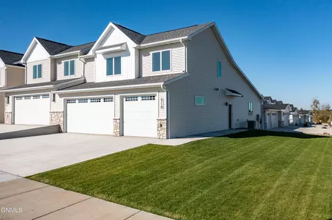 5118 Durango Dr, Bismarck, ND 58503 photo 1