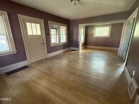 Living - 913 Main St, Williston, ND 58801 photo 1 of 2