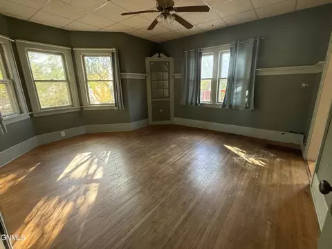 Living - 913 Main St, Williston, ND 58801 photo 2 of 2