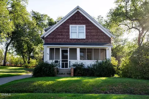 919 6th Ave SE, Jamestown, ND 58401