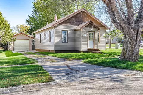 211 5th St S, New Salem, ND 58563