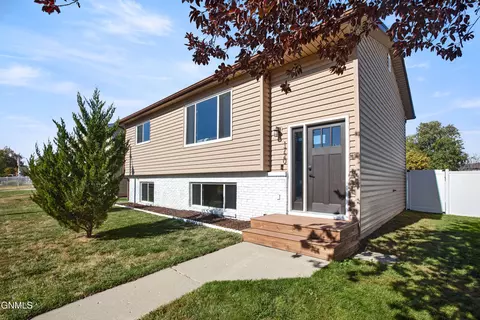 1720 29th St W, Williston, ND 58801 photo 3