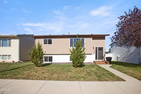 1720 29th St W, Williston, ND 58801 photo 2