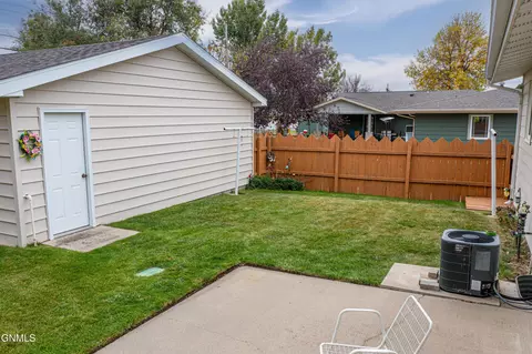 802 15th Ave W, Williston, ND 58801 photo 3