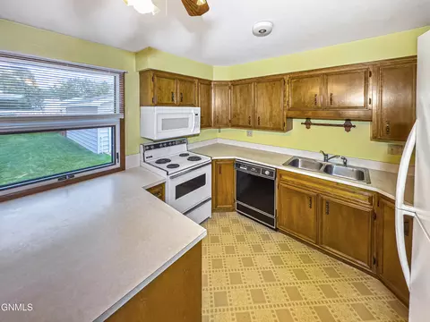 802 15th Ave W, Williston, ND 58801 photo 12