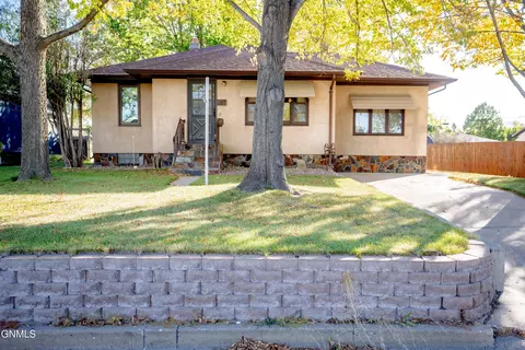 1215 8th Ave SE, Jamestown, ND 58401