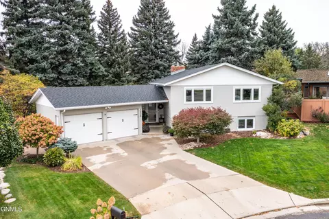 1038 Highland Pl, Bismarck, ND 58501