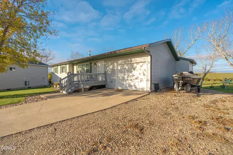 6017 Horseshoe Bnd NW, Mandan, ND 58554