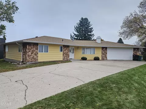 1981 20th St N, Bismarck, ND 58501