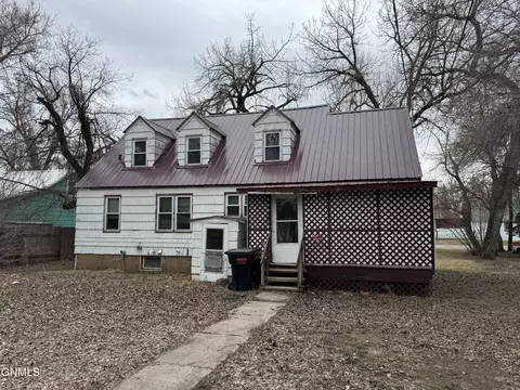 116 Market St E, Center, ND 58530