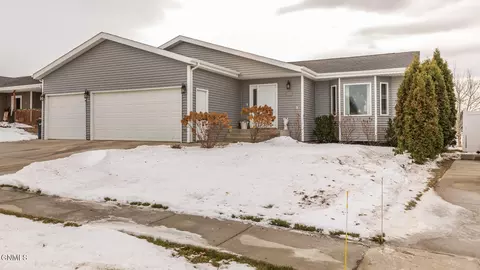 5125 Hitchcock Dr, Bismarck, ND 58503