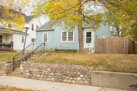 810 1st Ave E, Williston, ND 58801 photo 2