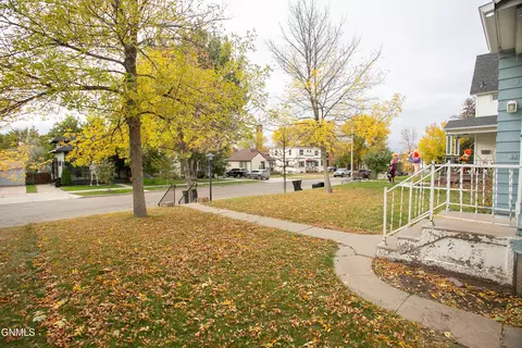 810 1st Ave E, Williston, ND 58801 photo 3
