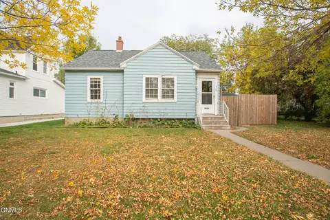810 1st Ave E, Williston, ND 58801
