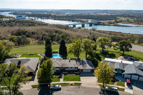 2019 S Grandview Ln, Bismarck, ND 58503