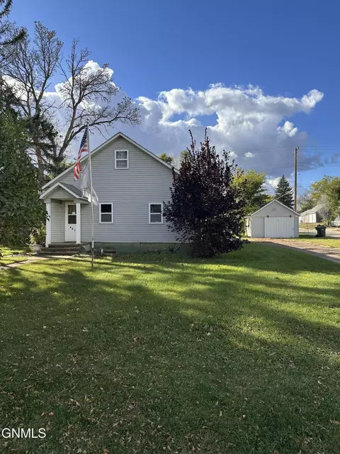 421 3rd Ave NW, Hazen, ND 58545