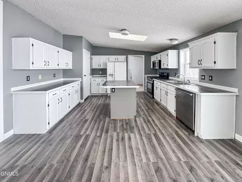 14275 Painted Woods Dr, Williston, ND 58801 photo 16