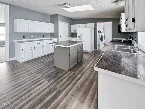 14275 Painted Woods Dr, Williston, ND 58801 photo 13
