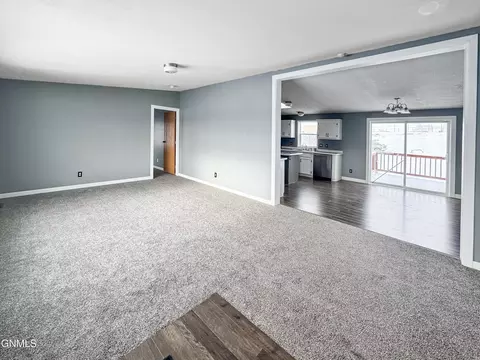 14275 Painted Woods Dr, Williston, ND 58801 photo 4