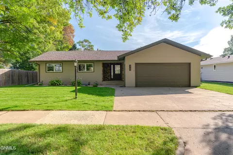 2705 Atlas Dr, Bismarck, ND 58503