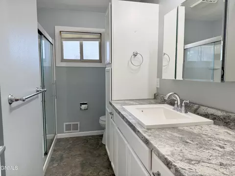 Bath - 1919 Assumption Dr, Bismarck, ND 58501 photo 1 of 3
