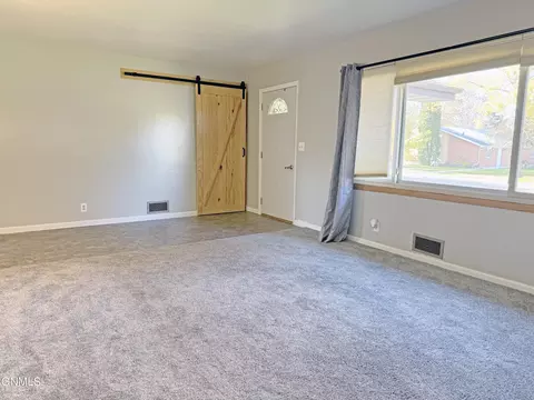 Living - 1919 Assumption Dr, Bismarck, ND 58501 photo 3 of 8