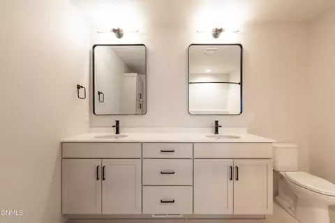 Bath - 2415 Dutton Cir SE, Mandan, ND 58554 photo 5 of 6
