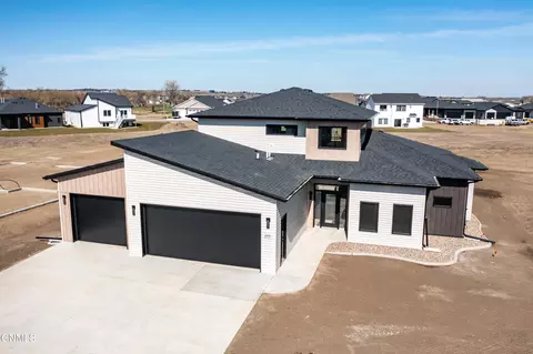 Exterior - 2415 Dutton Cir SE, Mandan, ND 58554 photo 4 of 4