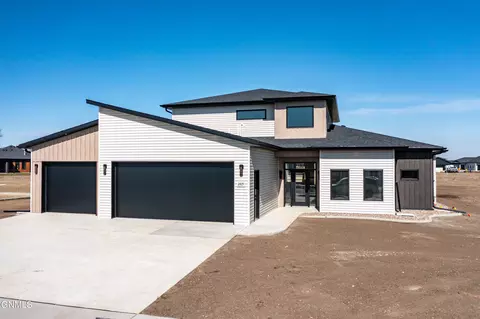2415 Dutton Cir SE, Mandan, ND 58554