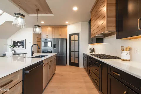 Kitchen - 2415 Dutton Cir SE, Mandan, ND 58554 photo 3 of 4