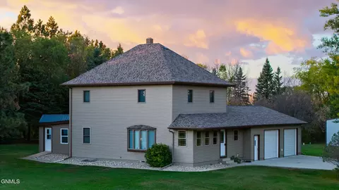 8045 34th St SE, Jamestown, ND 58401