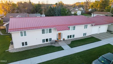 425 6th Ave NW, Valley City, ND 58072