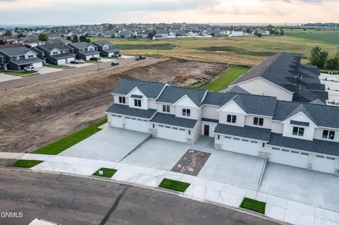 5108 Durango Dr, Bismarck, ND 58503 photo 1