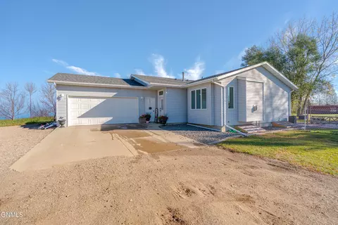 8603 Wood Ln, Bismarck, ND 58503