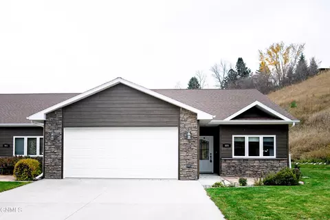 605 11th St SW, Jamestown, ND 58401