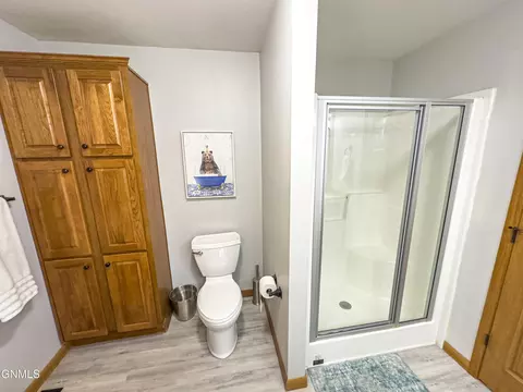 Bath - 2308 W Front St, Williston, ND 58801 photo 3 of 5