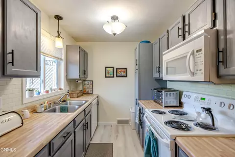1401 Collins Ave, Mandan, ND 58554 photo 3