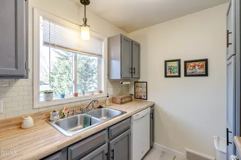 1401 Collins Ave, Mandan, ND 58554 photo 5