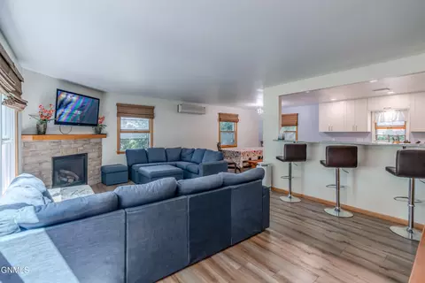 2012 Hanaford Ave, Bismarck, ND 58501