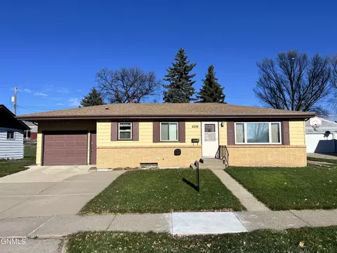 2516 Kimberly Ave, Bismarck, ND 58501