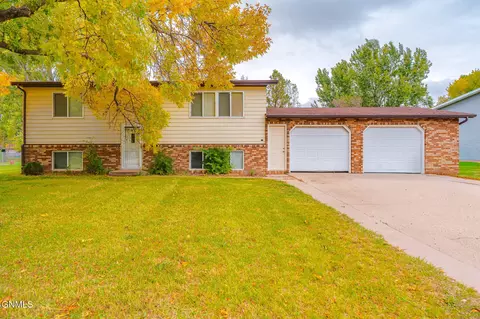 26 Carlin Dr, Lincoln, ND 58504