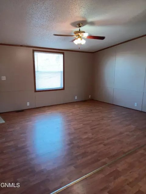 240 G St, Dickinson, ND 58601 photo 6