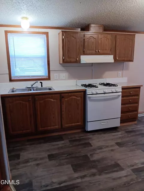 240 G St, Dickinson, ND 58601 photo 8