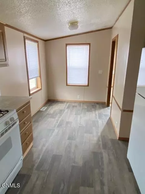 240 G St, Dickinson, ND 58601 photo 18